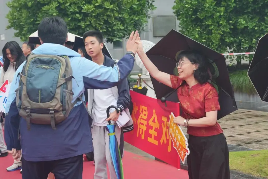 感谢中考、欣赏中考、享受中考!记者兵分多路直击送考现场,今年的作文题是这个……-第21张图片-四季读书网