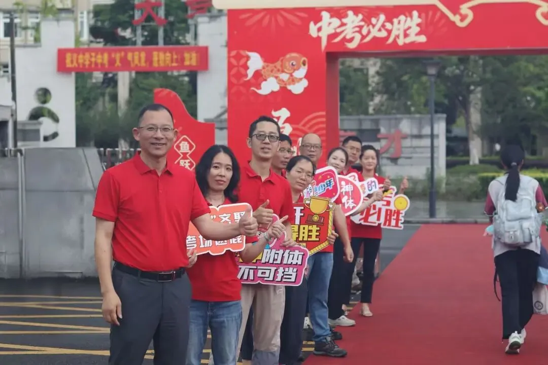 感谢中考、欣赏中考、享受中考!记者兵分多路直击送考现场,今年的作文题是这个……-第23张图片-四季读书网