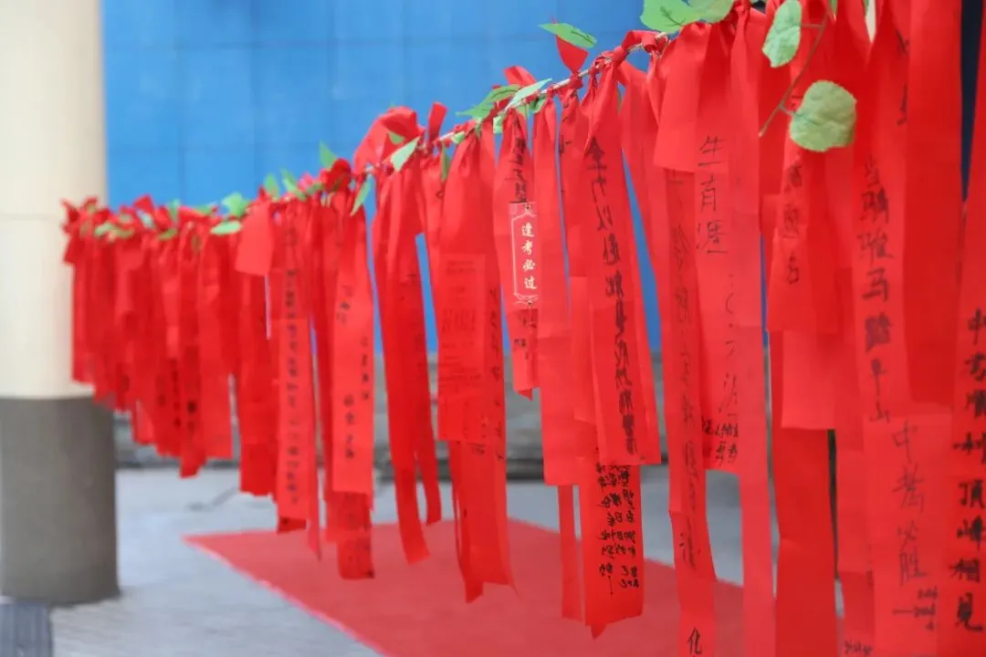 感谢中考、欣赏中考、享受中考!记者兵分多路直击送考现场,今年的作文题是这个……-第25张图片-四季读书网