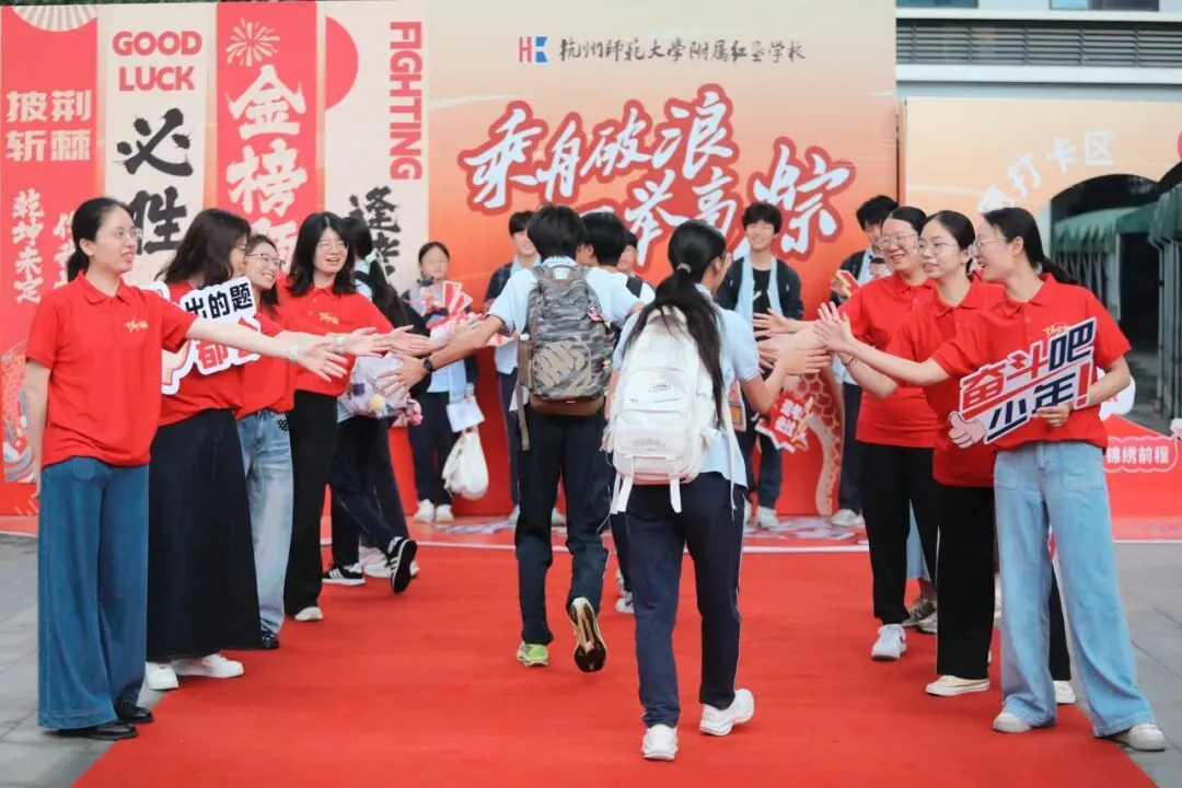 感谢中考、欣赏中考、享受中考!记者兵分多路直击送考现场,今年的作文题是这个……-第29张图片-四季读书网