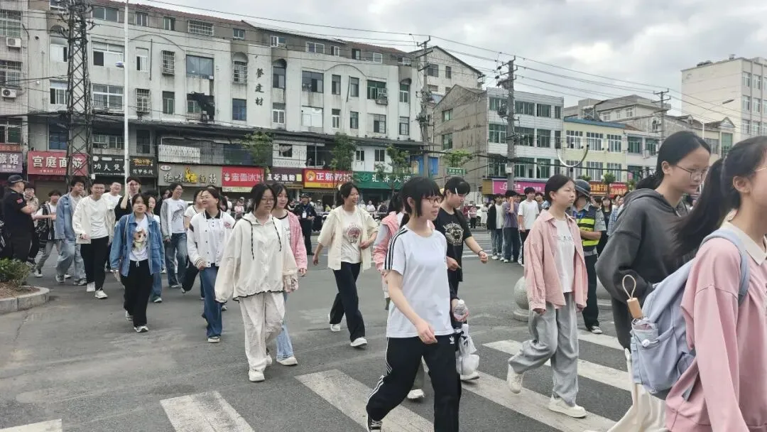 云梦多部门同心护航 中考首日秩序井然-第5张图片-四季读书网 云梦多部门同心护航 中考首日秩序井然-第5张图片-四季读书网