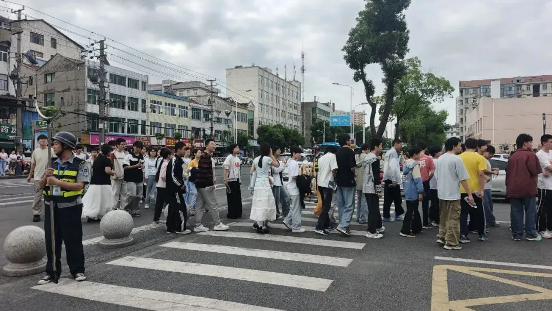 云梦多部门同心护航 中考首日秩序井然-第10张图片-四季读书网 云梦多部门同心护航 中考首日秩序井然-第10张图片-四季读书网