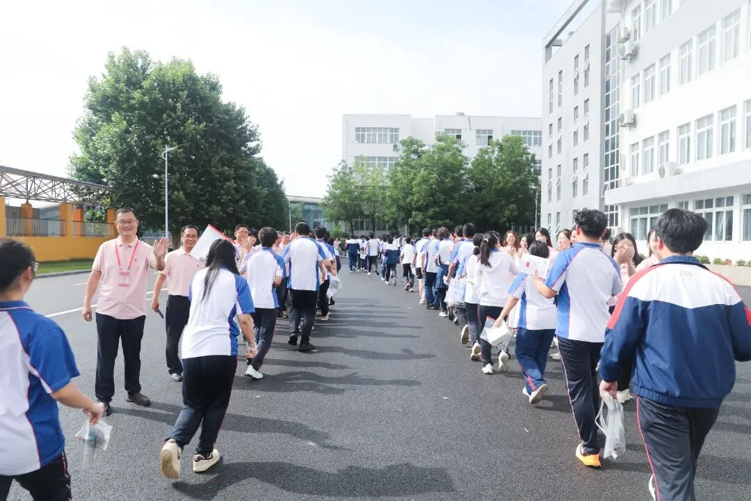 南京中考首日现场直击-第9张图片-四季读书网 南京中考首日现场直击-第9张图片-四季读书网