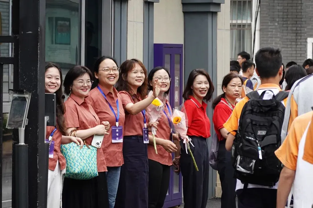 南京中考首日现场直击-第11张图片-四季读书网 南京中考首日现场直击-第11张图片-四季读书网