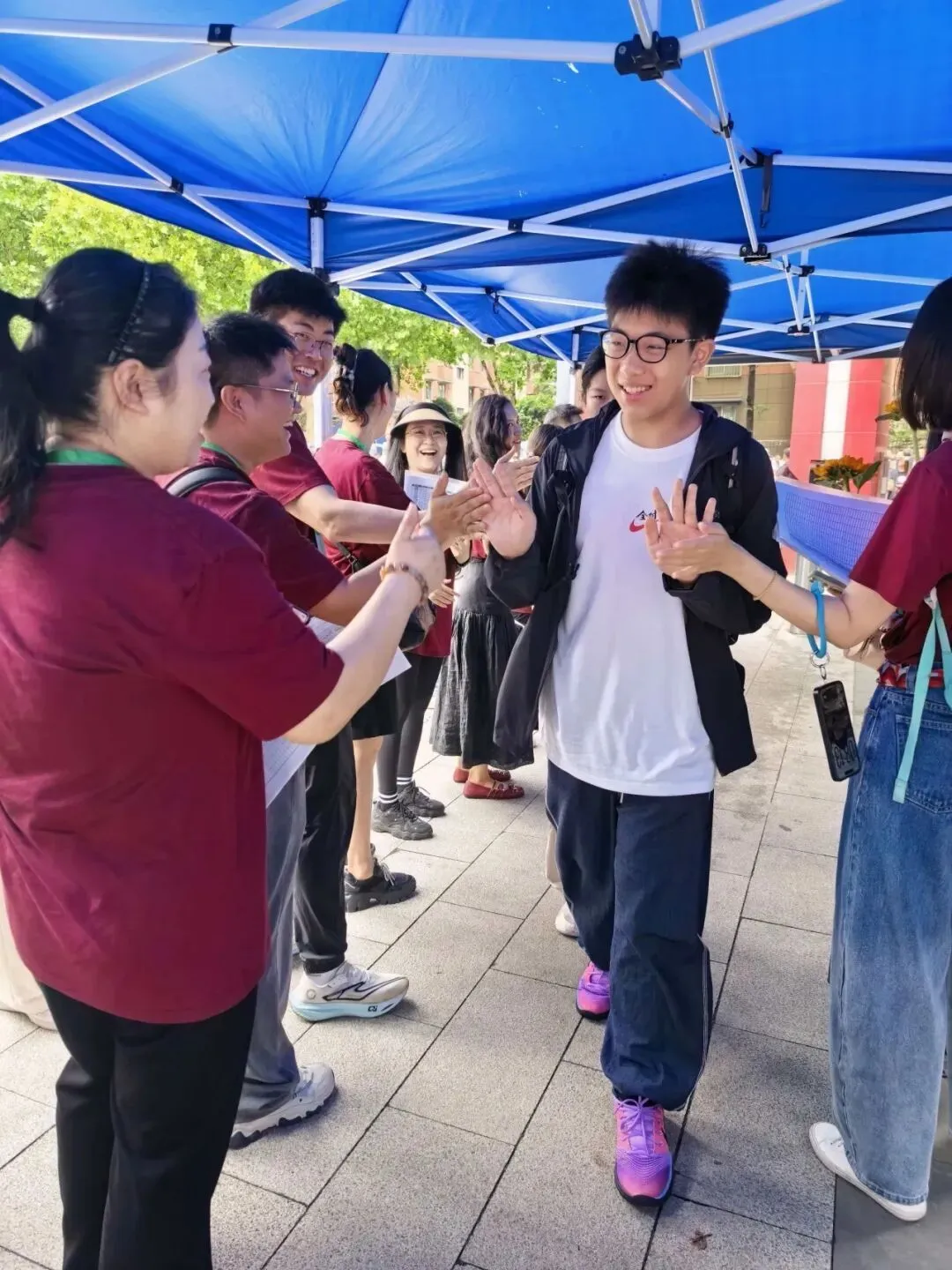 南京中考首日现场直击-第13张图片-四季读书网 南京中考首日现场直击-第13张图片-四季读书网