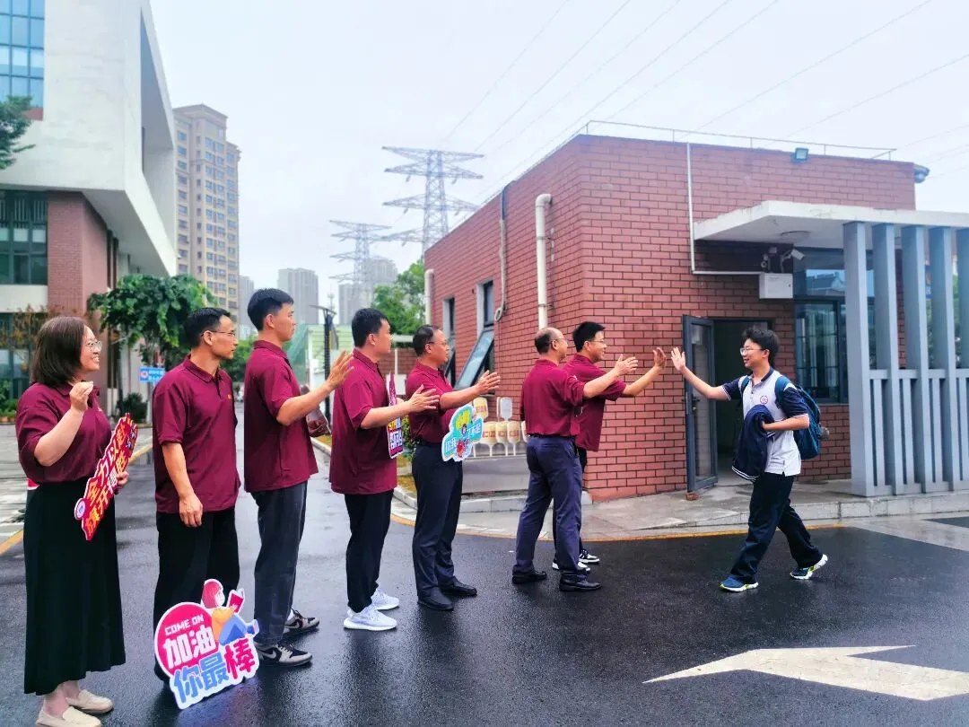 南京中考首日现场直击-第14张图片-四季读书网 南京中考首日现场直击-第14张图片-四季读书网