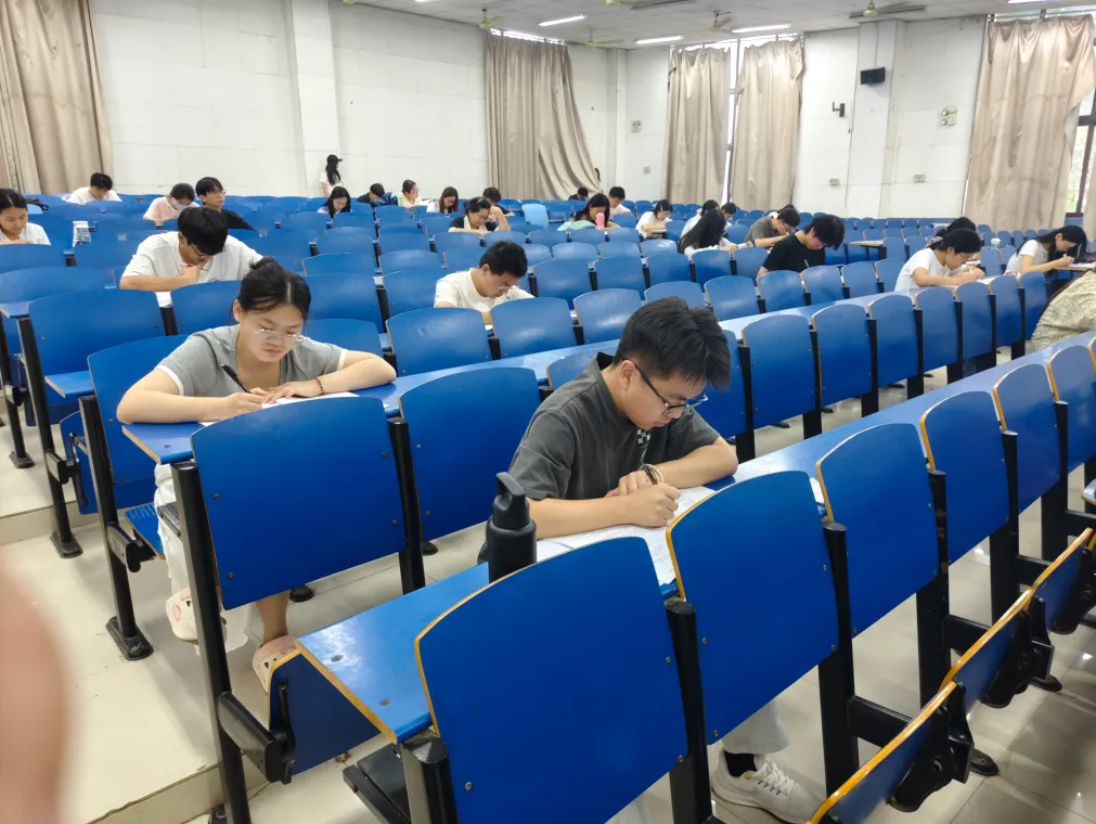 图书馆新闻速递 | 以模考砺本领 以实战助上岸——图书馆联合高途公考开展行测全真大赛-第9张图片-四季读书网 图书馆新闻速递 | 以模考砺本领 以实战助上岸——图书馆联合高途公考开展行测全真大赛-第9张图片-四季读书网