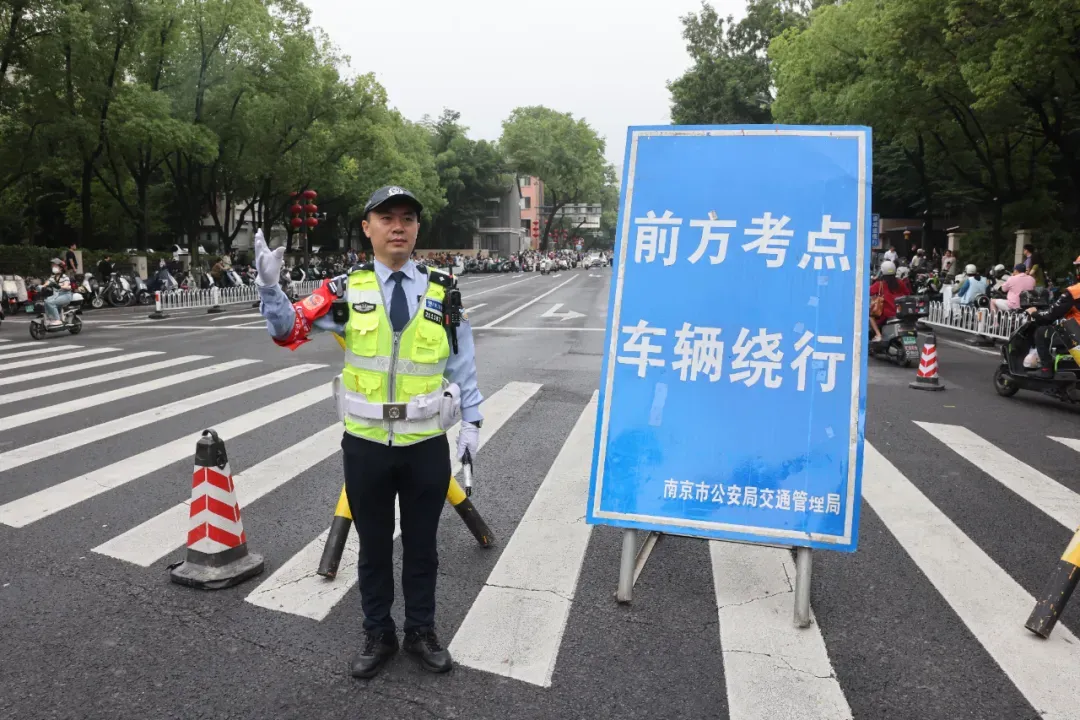 南京中考首日现场直击-第17张图片-四季读书网 南京中考首日现场直击-第17张图片-四季读书网