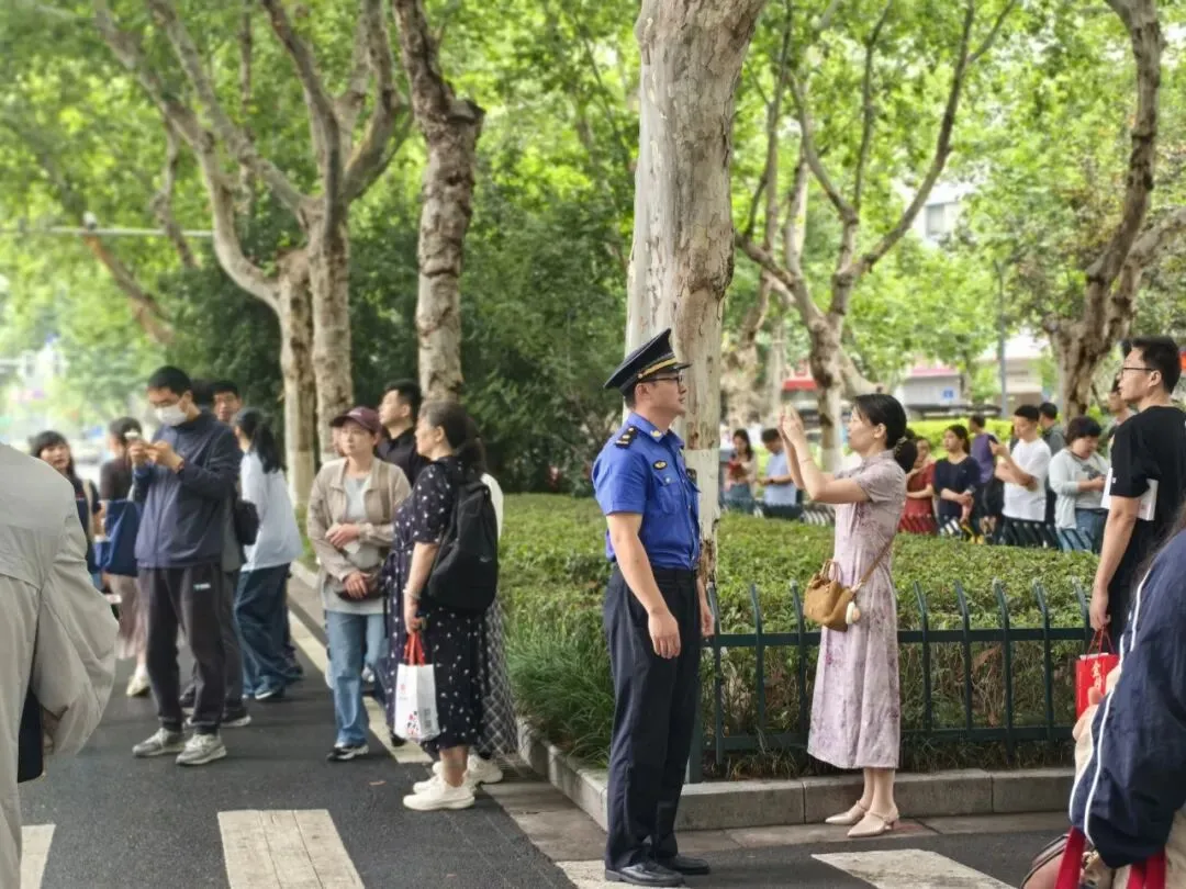 南京中考首日现场直击-第20张图片-四季读书网 南京中考首日现场直击-第20张图片-四季读书网
