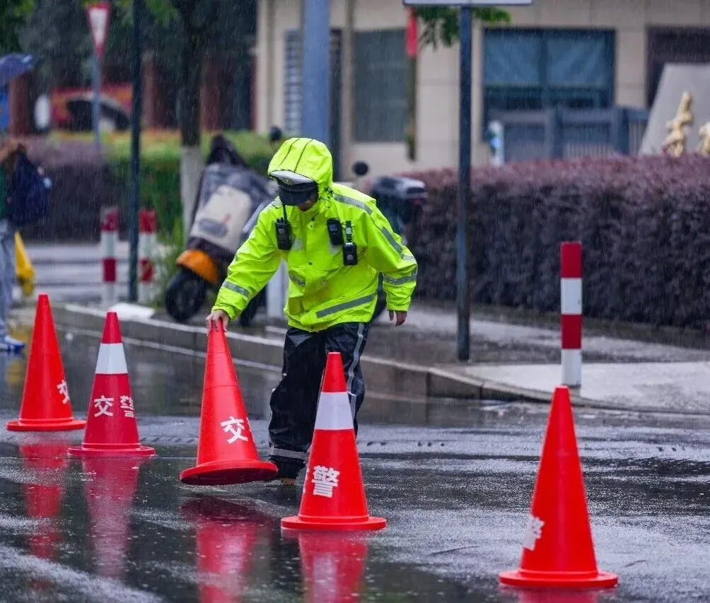 中考首日!雨中护航,湖州交警为梦想撑伞!-第17张图片-四季读书网 中考首日!雨中护航,湖州交警为梦想撑伞!-第17张图片-四季读书网