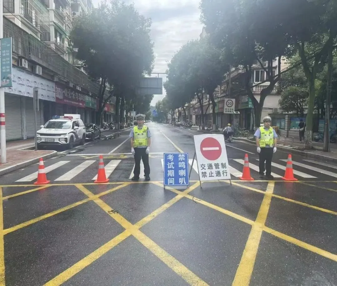 中考首日!雨中护航,湖州交警为梦想撑伞!-第18张图片-四季读书网 中考首日!雨中护航,湖州交警为梦想撑伞!-第18张图片-四季读书网