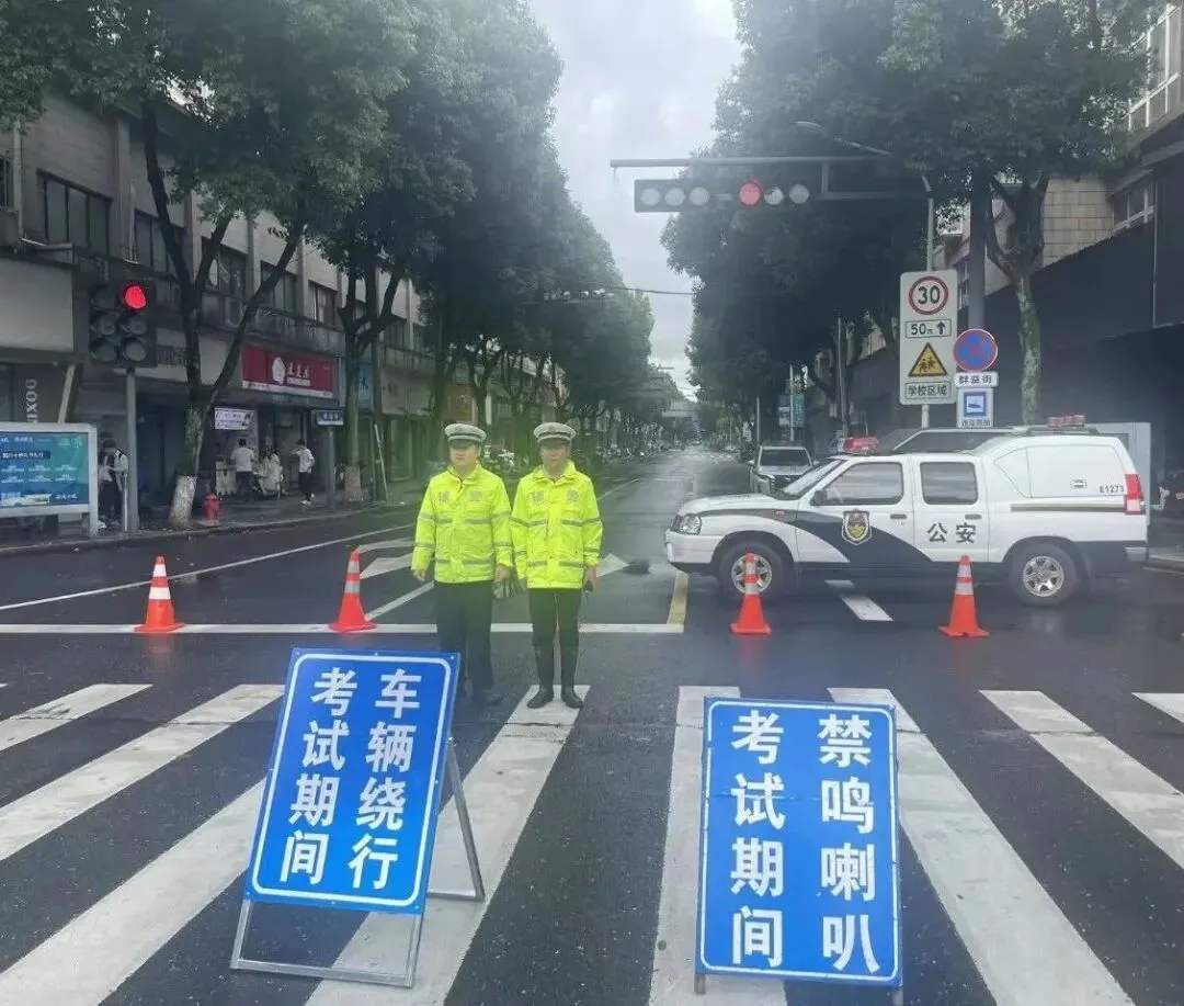 中考首日!雨中护航,湖州交警为梦想撑伞!-第19张图片-四季读书网 中考首日!雨中护航,湖州交警为梦想撑伞!-第19张图片-四季读书网