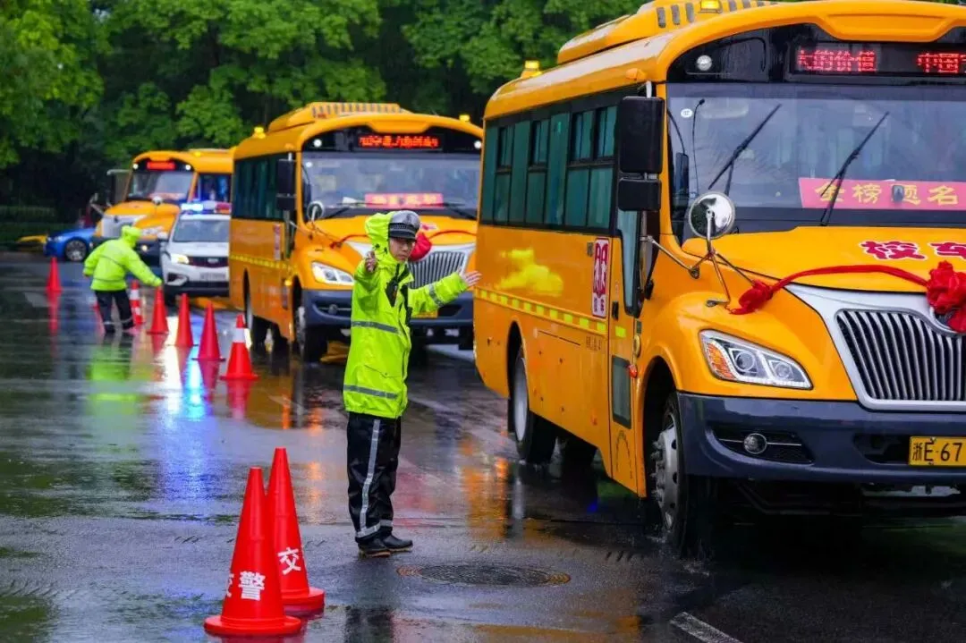 中考首日!雨中护航,湖州交警为梦想撑伞!-第22张图片-四季读书网 中考首日!雨中护航,湖州交警为梦想撑伞!-第22张图片-四季读书网