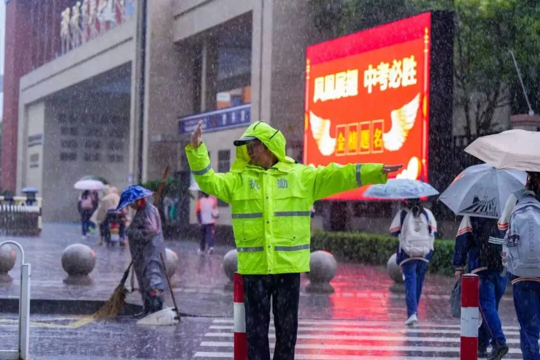 中考首日!雨中护航,湖州交警为梦想撑伞!-第23张图片-四季读书网 中考首日!雨中护航,湖州交警为梦想撑伞!-第23张图片-四季读书网