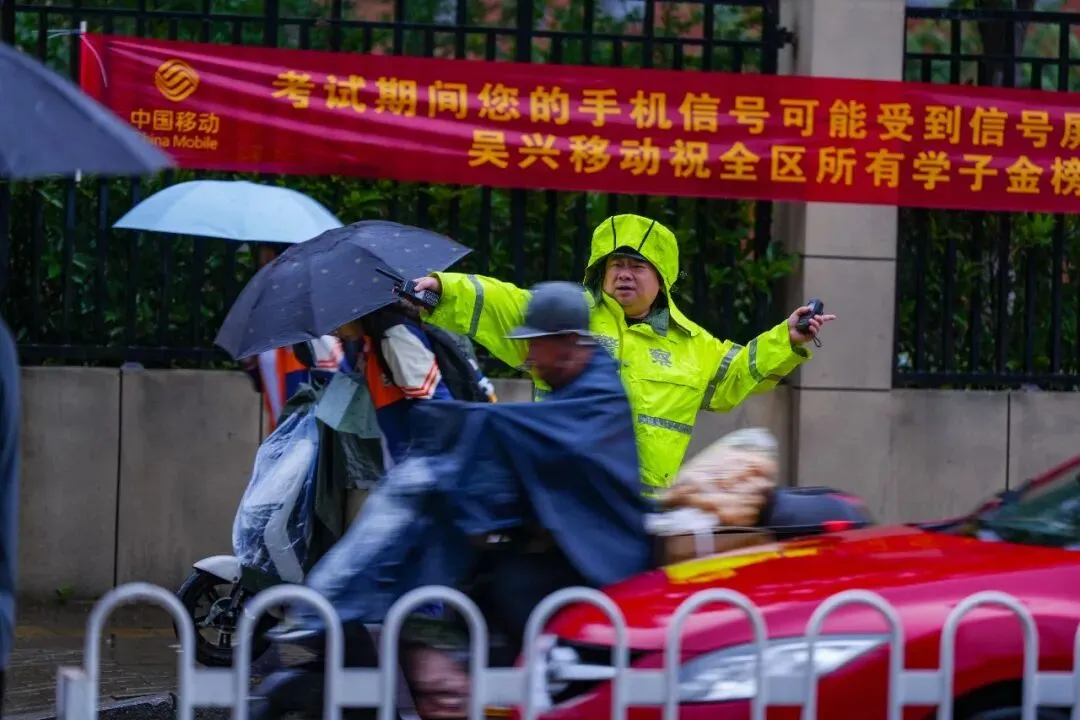 中考首日!雨中护航,湖州交警为梦想撑伞!-第24张图片-四季读书网 中考首日!雨中护航,湖州交警为梦想撑伞!-第24张图片-四季读书网