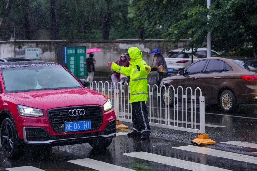 中考首日!雨中护航,湖州交警为梦想撑伞!-第25张图片-四季读书网 中考首日!雨中护航,湖州交警为梦想撑伞!-第25张图片-四季读书网