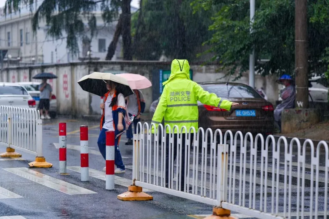 中考首日!雨中护航,湖州交警为梦想撑伞!-第26张图片-四季读书网 中考首日!雨中护航,湖州交警为梦想撑伞!-第26张图片-四季读书网