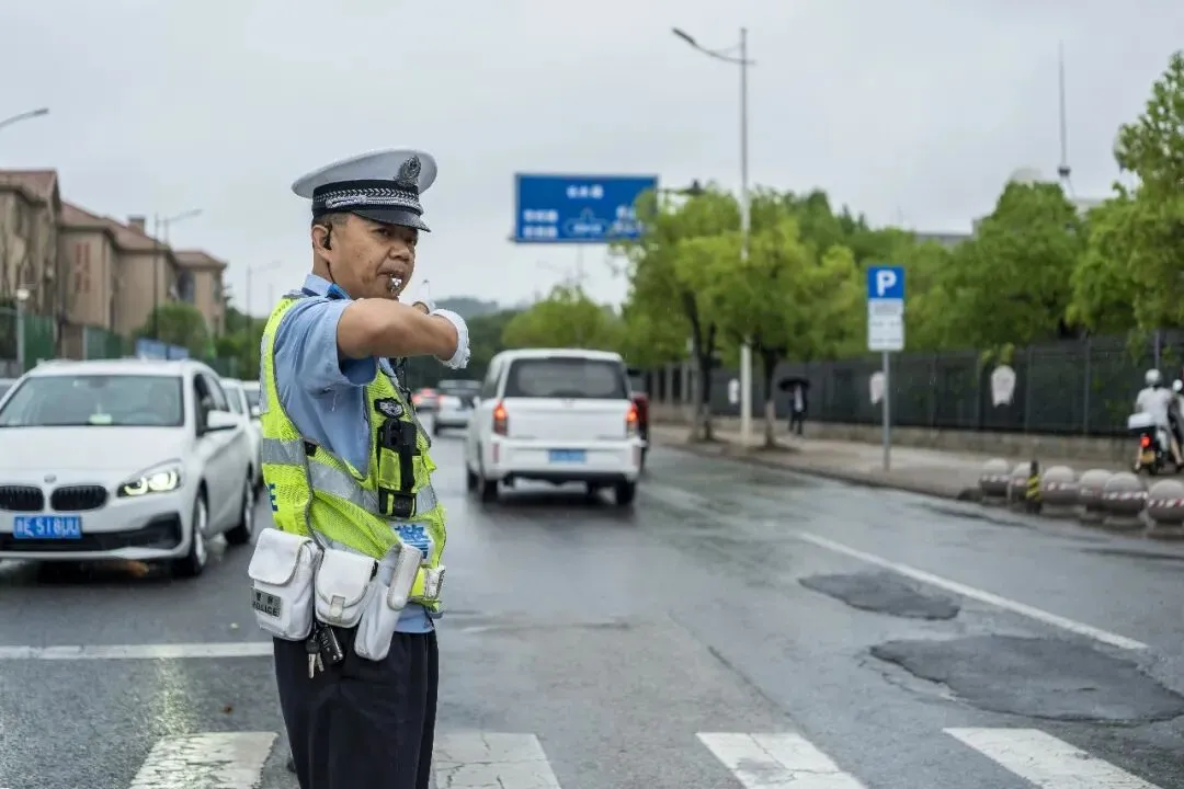 中考首日!雨中护航,湖州交警为梦想撑伞!-第27张图片-四季读书网 中考首日!雨中护航,湖州交警为梦想撑伞!-第27张图片-四季读书网