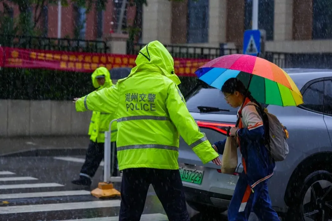 中考首日!雨中护航,湖州交警为梦想撑伞!-第28张图片-四季读书网 中考首日!雨中护航,湖州交警为梦想撑伞!-第28张图片-四季读书网