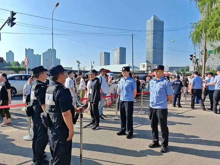 中考首日汉阳公安温情护航-第2张图片-四季读书网 中考首日汉阳公安温情护航-第2张图片-四季读书网