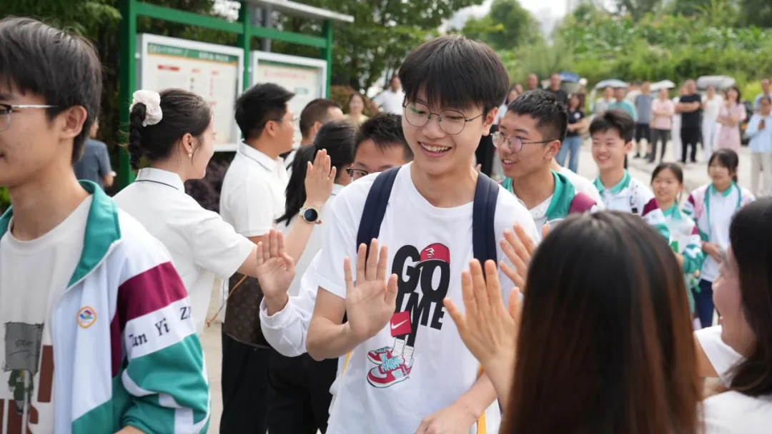 中考首日!遵义各地现场直击来了→-第9张图片-四季读书网 中考首日!遵义各地现场直击来了→-第9张图片-四季读书网