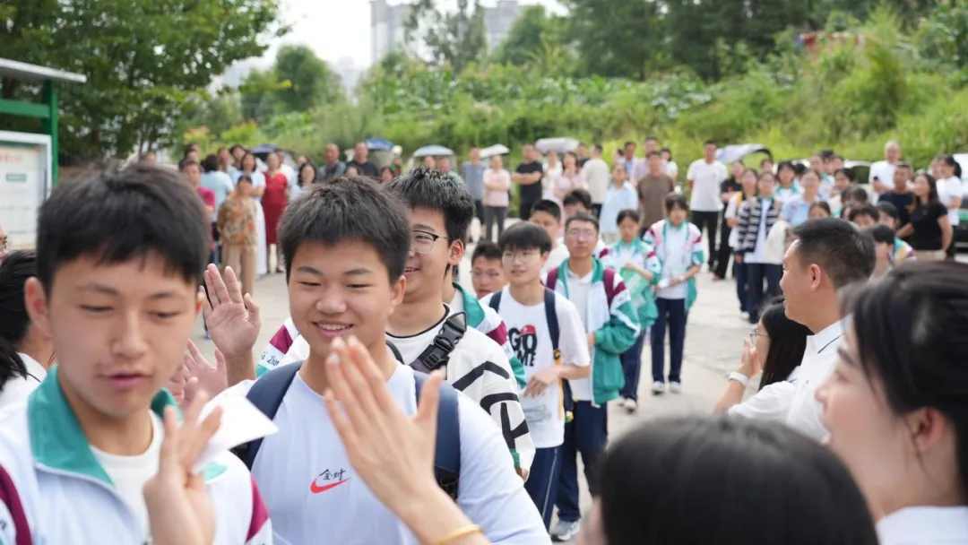 中考首日!遵义各地现场直击来了→-第10张图片-四季读书网 中考首日!遵义各地现场直击来了→-第10张图片-四季读书网