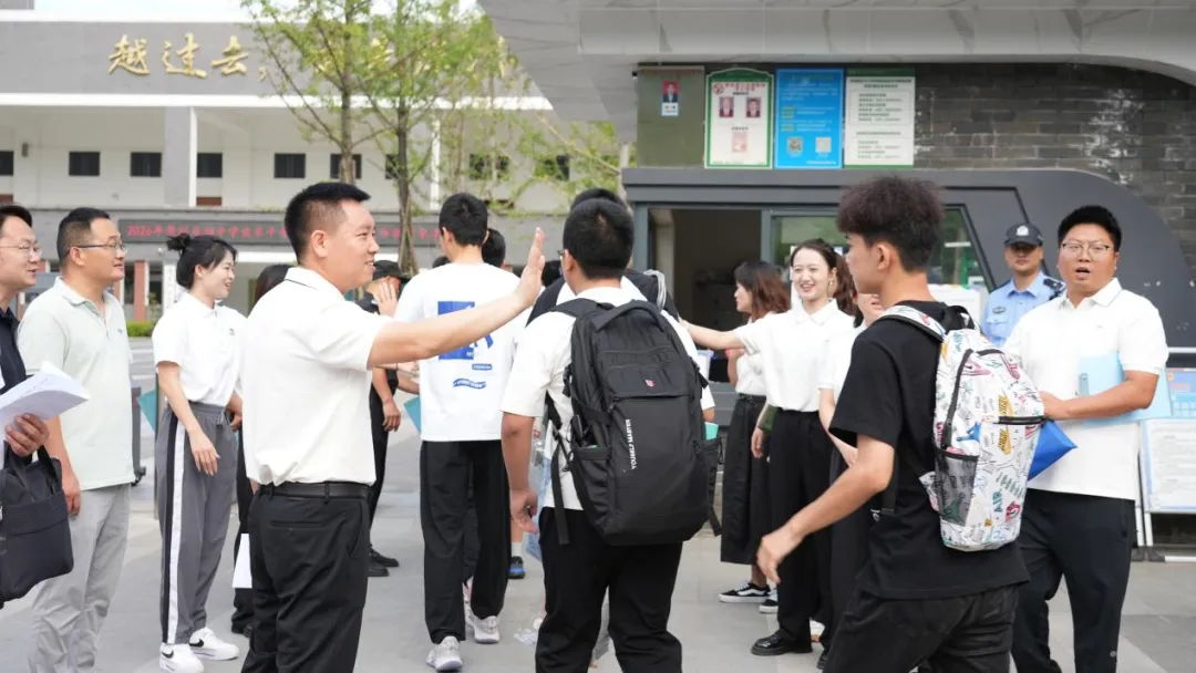 中考首日!遵义各地现场直击来了→-第11张图片-四季读书网 中考首日!遵义各地现场直击来了→-第11张图片-四季读书网