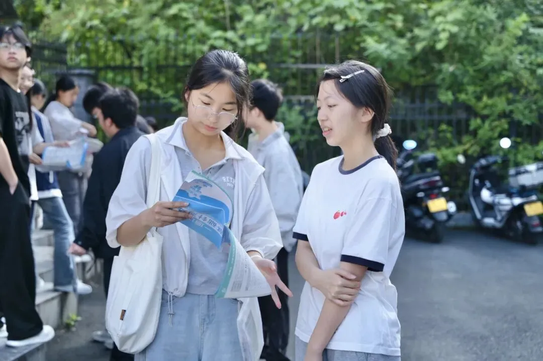 中考首日!遵义各地现场直击来了→-第13张图片-四季读书网 中考首日!遵义各地现场直击来了→-第13张图片-四季读书网