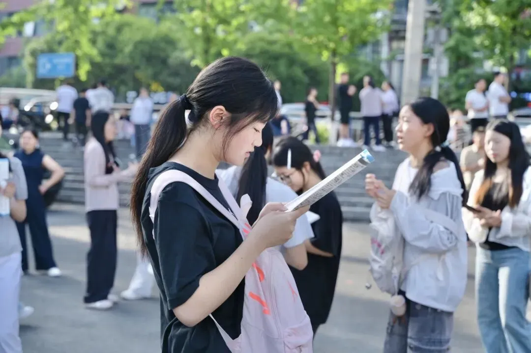 中考首日!遵义各地现场直击来了→-第14张图片-四季读书网 中考首日!遵义各地现场直击来了→-第14张图片-四季读书网