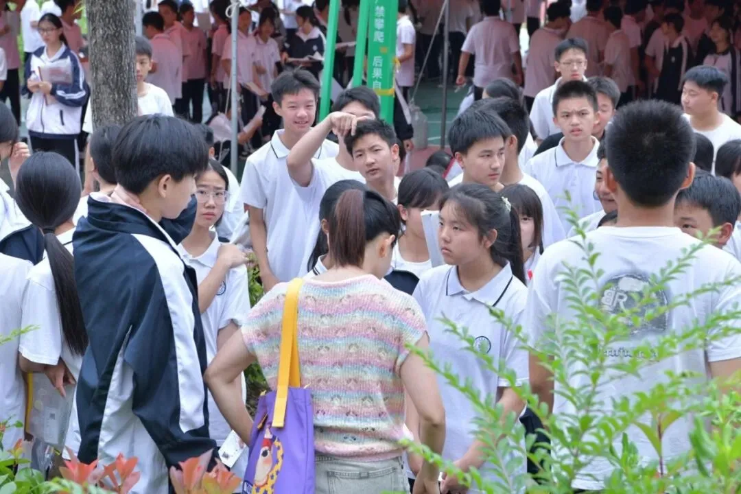 中考首日!遵义各地现场直击来了→-第15张图片-四季读书网 中考首日!遵义各地现场直击来了→-第15张图片-四季读书网