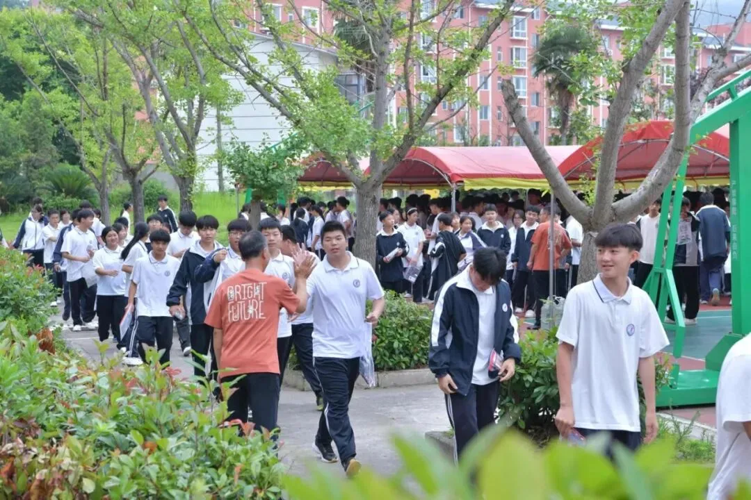 中考首日!遵义各地现场直击来了→-第16张图片-四季读书网 中考首日!遵义各地现场直击来了→-第16张图片-四季读书网