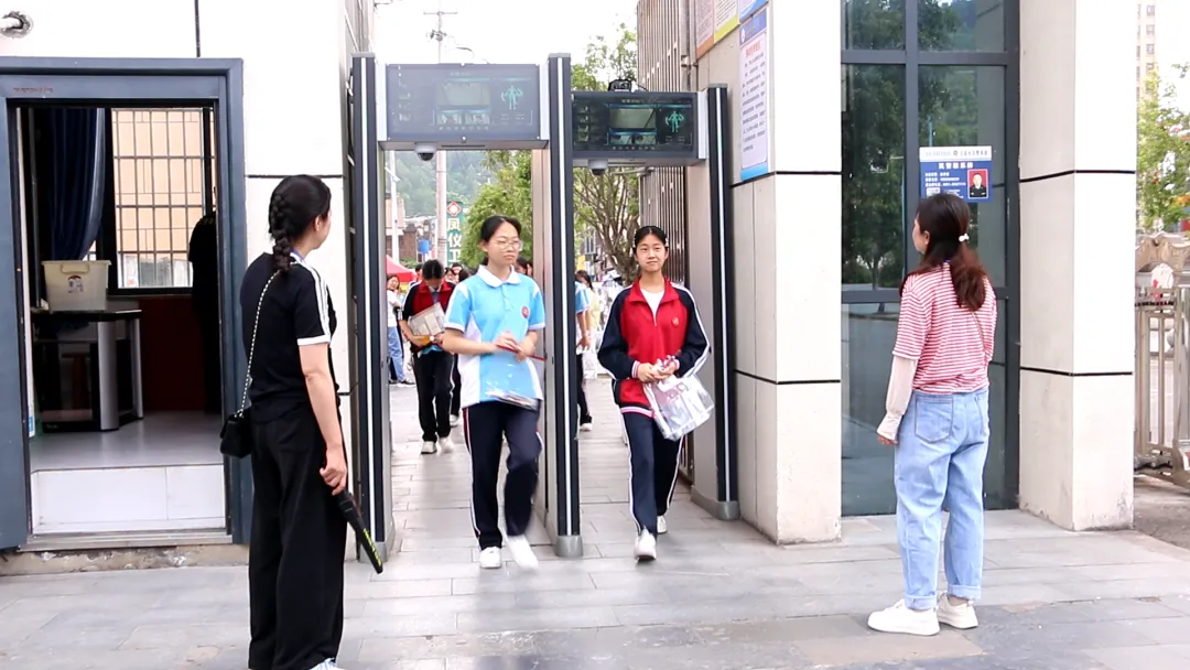 中考首日!遵义各地现场直击来了→-第17张图片-四季读书网 中考首日!遵义各地现场直击来了→-第17张图片-四季读书网