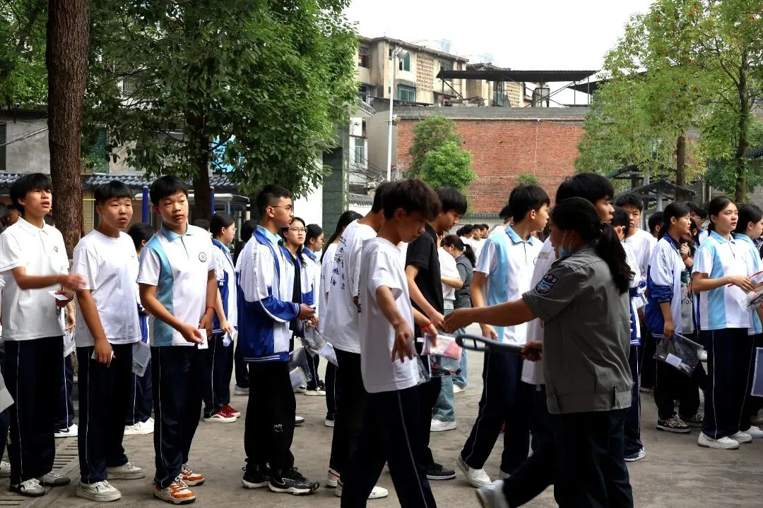 中考首日!遵义各地现场直击来了→-第19张图片-四季读书网 中考首日!遵义各地现场直击来了→-第19张图片-四季读书网