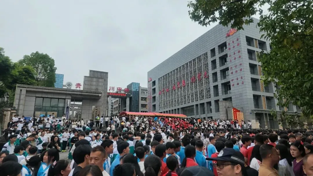 中考首日!遵义各地现场直击来了→-第23张图片-四季读书网 中考首日!遵义各地现场直击来了→-第23张图片-四季读书网