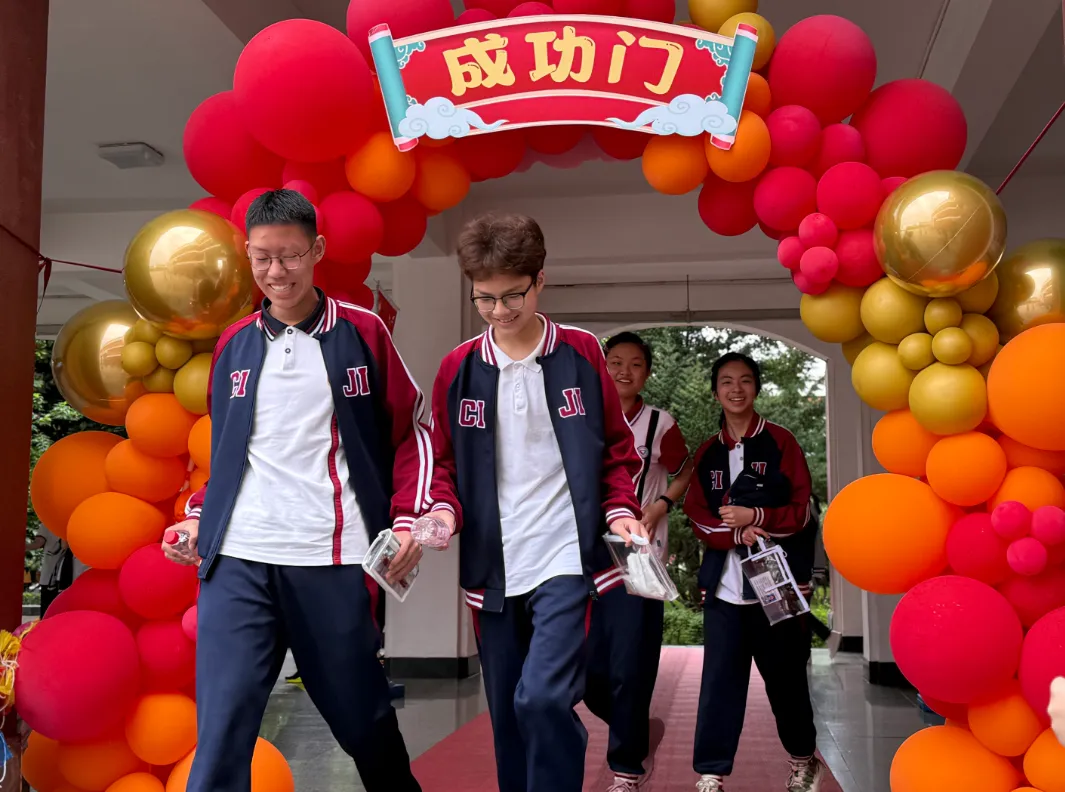 中考开考!1.3万名慈溪少年执笔试锋芒-第3张图片-四季读书网