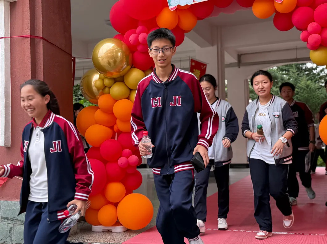 中考开考!1.3万名慈溪少年执笔试锋芒-第4张图片-四季读书网