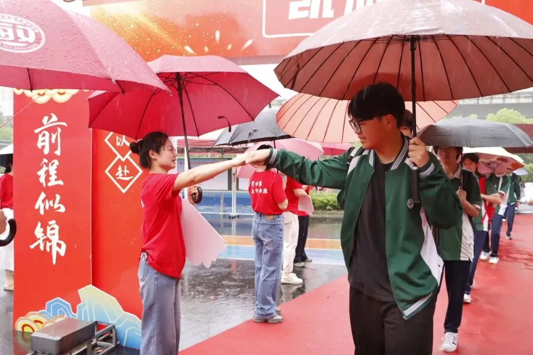 中考首日,今天的主角是他们!-第3张图片-四季读书网 中考首日,今天的主角是他们!-第3张图片-四季读书网