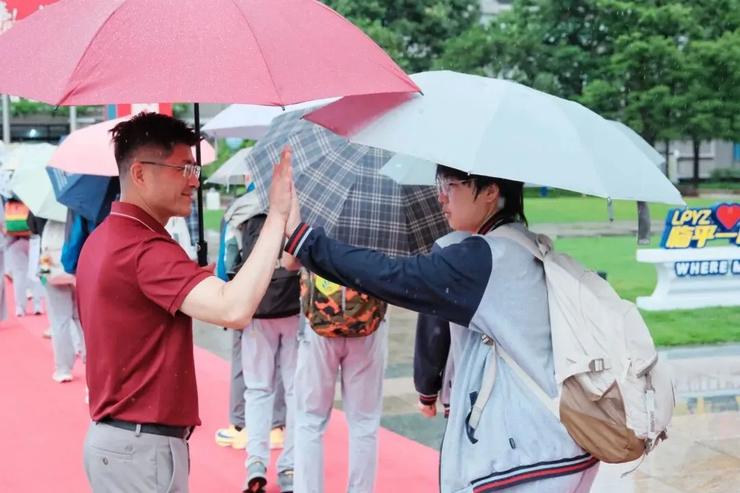 中考首日,今天的主角是他们!-第4张图片-四季读书网 中考首日,今天的主角是他们!-第4张图片-四季读书网