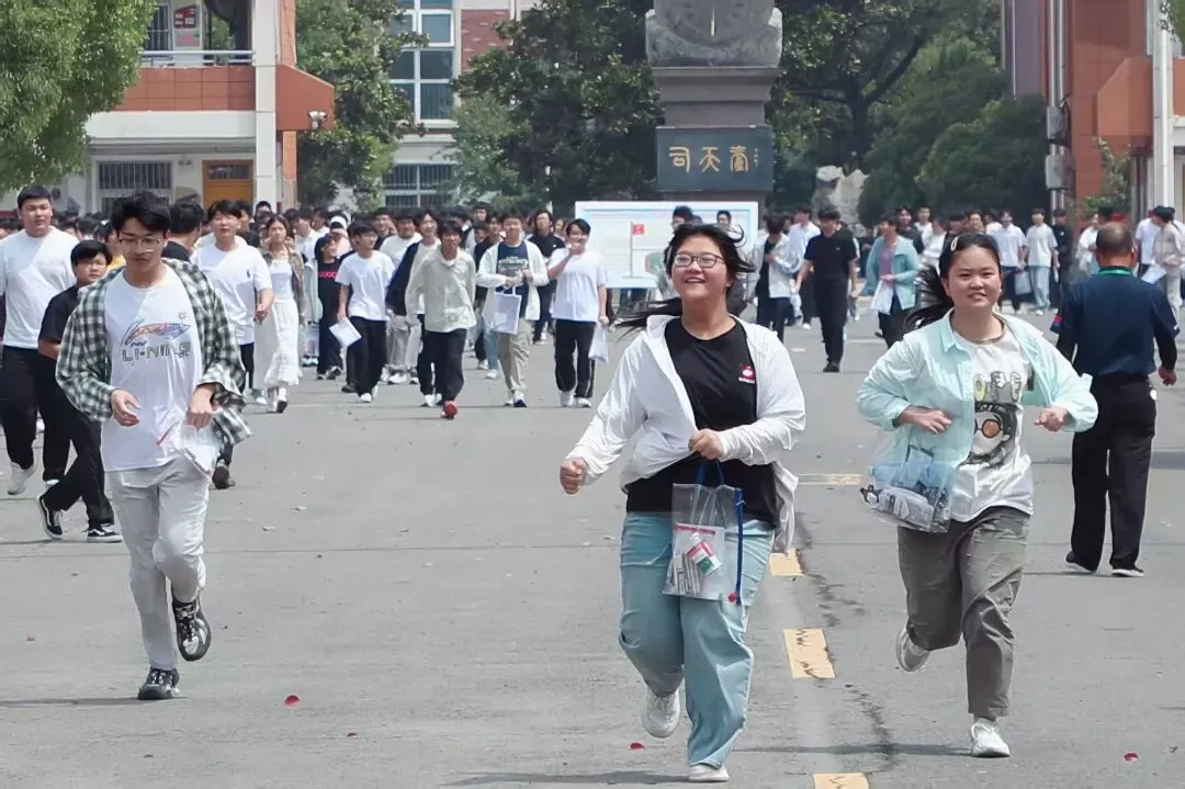 沛县中考收官!合笔如愿,下一站见!-第2张图片-四季读书网 沛县中考收官!合笔如愿,下一站见!-第2张图片-四季读书网