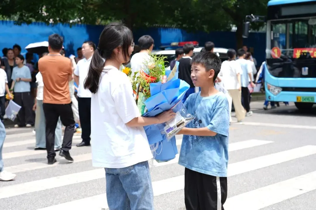 中考开考!长顺3332名考生执笔逐梦赴考场-第11张图片-四季读书网