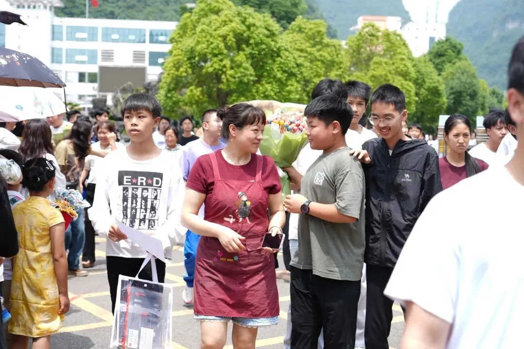 中考开考!长顺3332名考生执笔逐梦赴考场-第12张图片-四季读书网