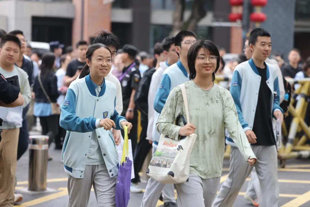 直击现场!南京中考作文出炉-第7张图片-四季读书网 直击现场!南京中考作文出炉-第7张图片-四季读书网