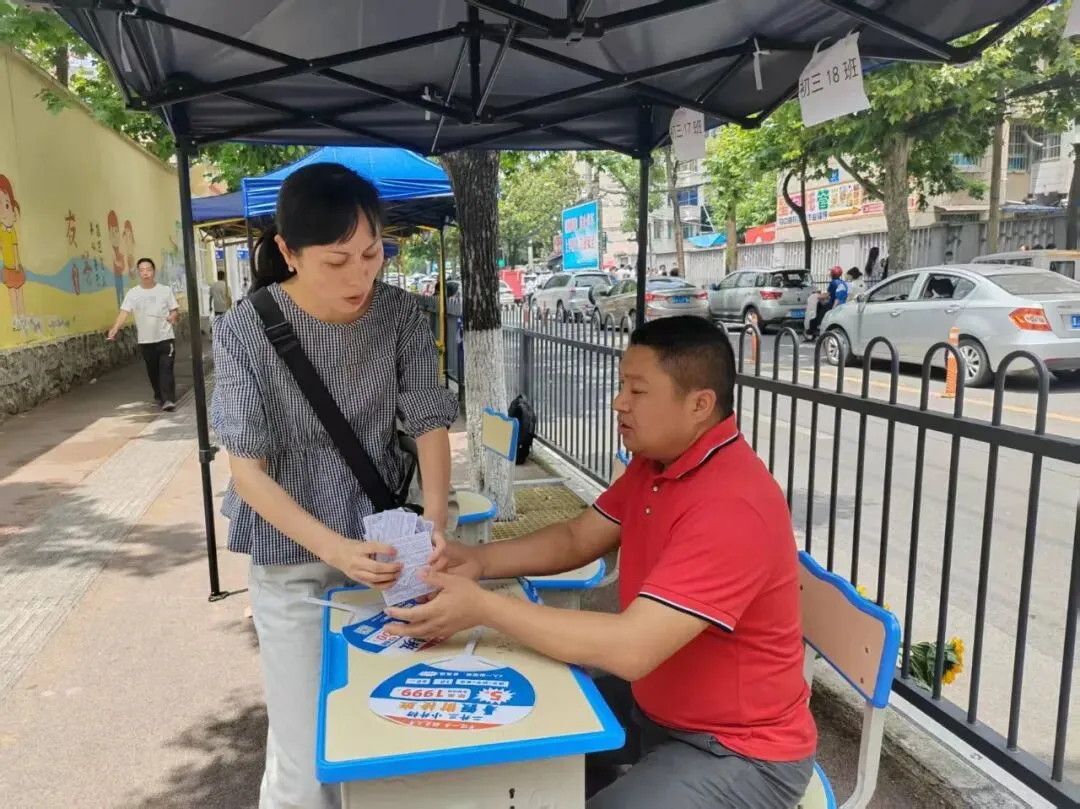 温情护航送中考 少年执笔绽芳华——贵阳市第三十四中学2026届初三暖心送考纪实-第18张图片-四季读书网