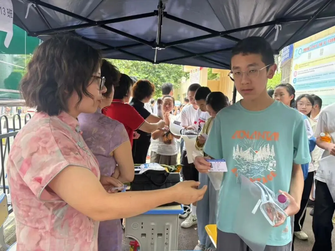 温情护航送中考 少年执笔绽芳华——贵阳市第三十四中学2026届初三暖心送考纪实-第20张图片-四季读书网