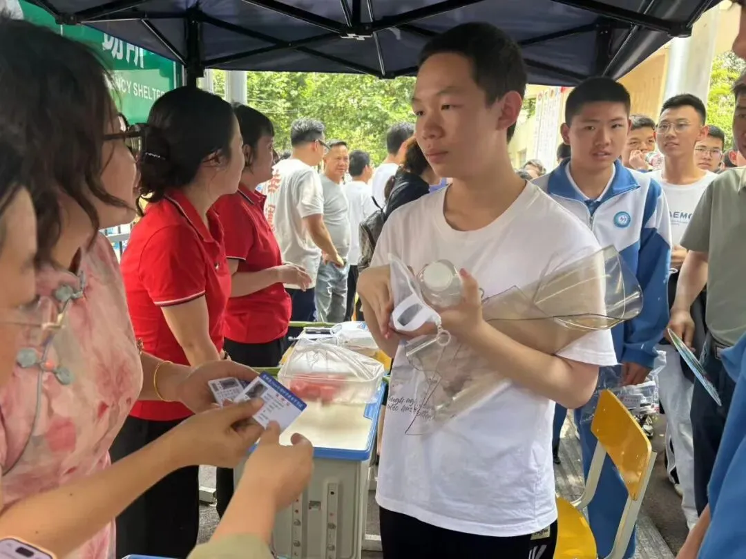 温情护航送中考 少年执笔绽芳华——贵阳市第三十四中学2026届初三暖心送考纪实-第21张图片-四季读书网