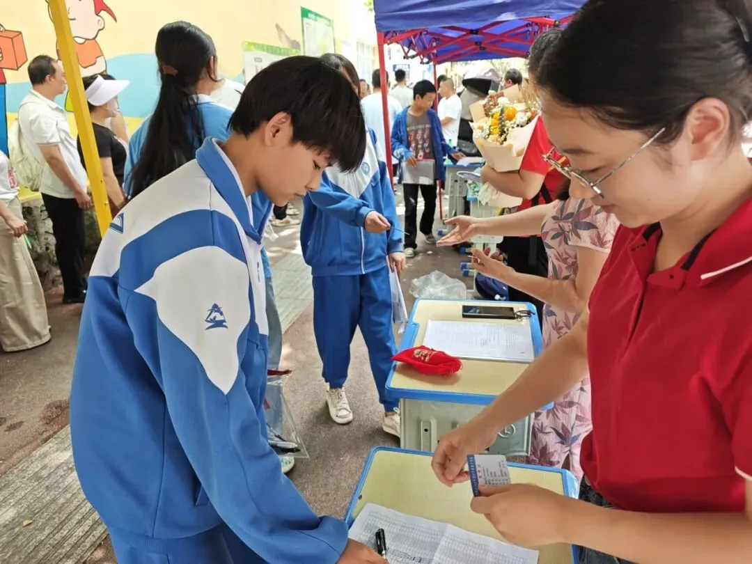 温情护航送中考 少年执笔绽芳华——贵阳市第三十四中学2026届初三暖心送考纪实-第22张图片-四季读书网