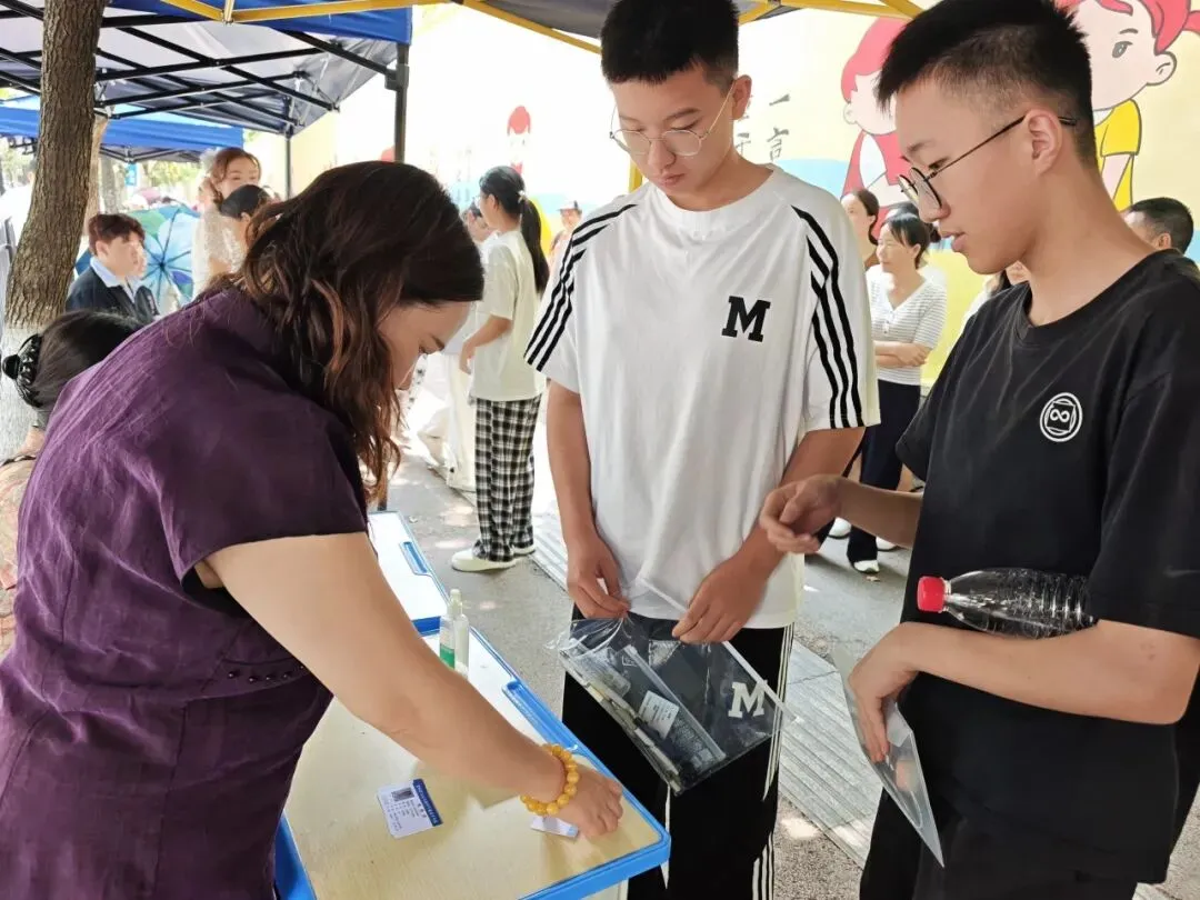 温情护航送中考 少年执笔绽芳华——贵阳市第三十四中学2026届初三暖心送考纪实-第23张图片-四季读书网