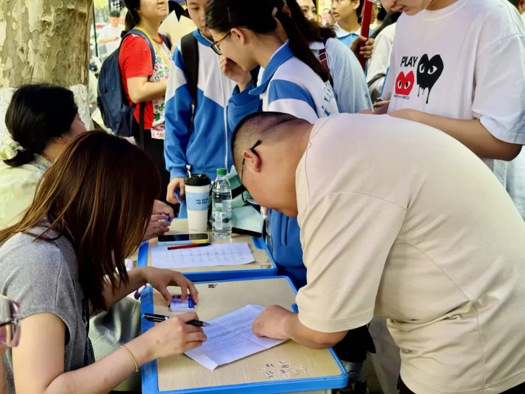 温情护航送中考 少年执笔绽芳华——贵阳市第三十四中学2026届初三暖心送考纪实-第26张图片-四季读书网