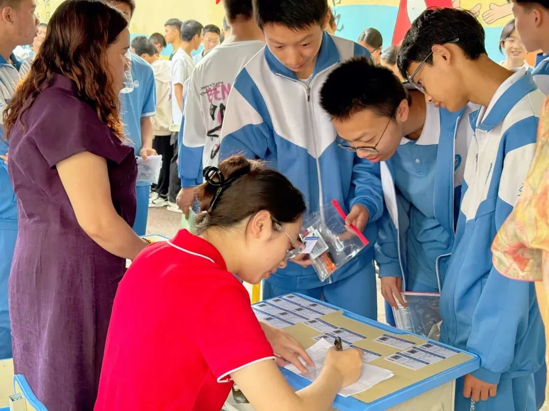 温情护航送中考 少年执笔绽芳华——贵阳市第三十四中学2026届初三暖心送考纪实-第27张图片-四季读书网
