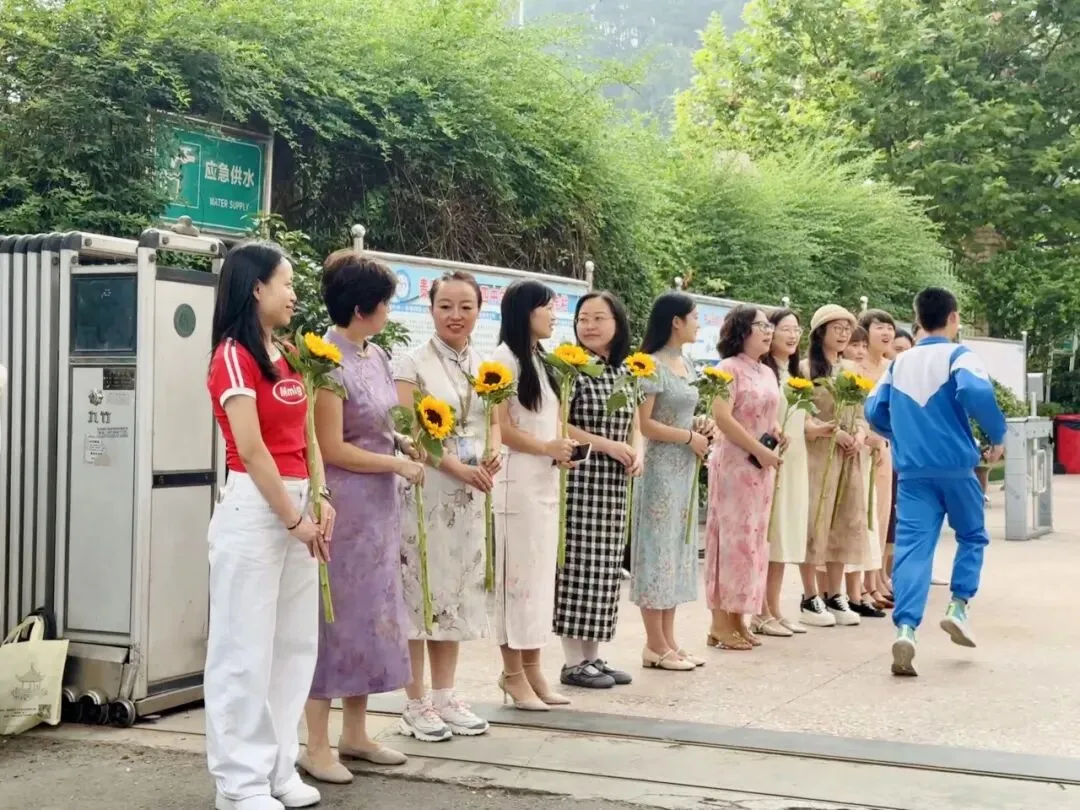 温情护航送中考 少年执笔绽芳华——贵阳市第三十四中学2026届初三暖心送考纪实-第31张图片-四季读书网